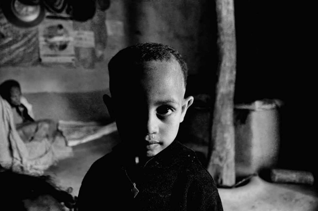 "Anak-anak di dekat Gheralta, Ethiopia" oleh Rod Waddington dilisensikan di bawah CC BY-SA 2.0